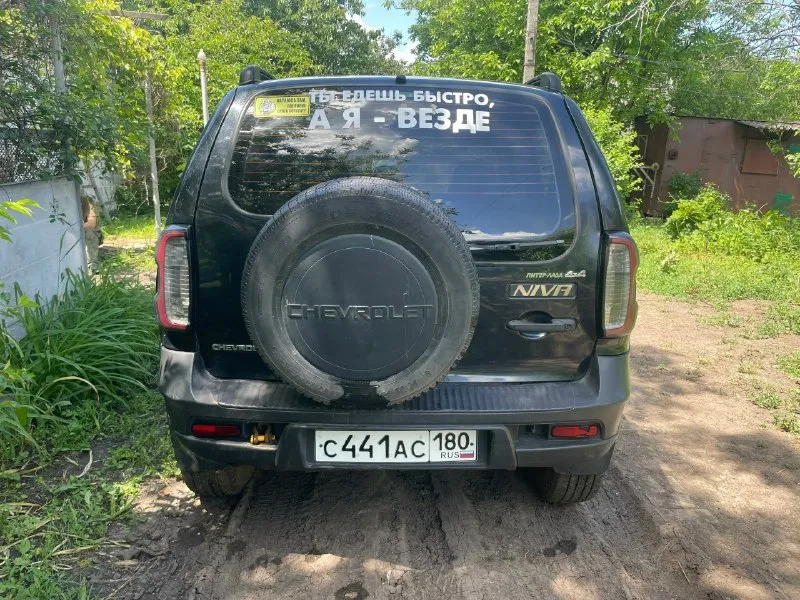 Доброго времени суток! продам нива chevrolet 2013 года. 1.7. гур, кондиционер. владею автомобилем 3 года. за это время на машину денег не жалел. двигатель в норме, 15т. км назад сделана копиталка головки. коробка на 5. раздатка на 5. кондей холодит, но плохо. ходовка в норме, мосты тоже! зашумлена на 80%. дно, пороги, несущие элементы не гнилые. неплохая музыка. все светиться, моргает. из минусов, потекла рулевая колонка. продажа с переоформлением! осмотр донецк, лидиевка. цена 630т. р. торг у капота. +79494314473 📞 звоните: +7(949)4314473 - фотография - 3