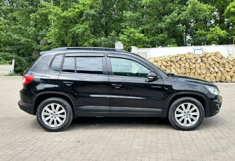 📢 продам volkswagen tiguan в идеале не бит не крашен 100%(цена-1м50тр)(возможен кредит) 🔹год 2011 🔹двигатель 2л бензин 🔹коробка: автомат :aisin 6ступка 🔹учёт рф любое оформление на вас цена 1м50т. р торг звоните 🔹авто просто в шикарном состоянии как новый не бит не крашен 100 % ходовка супер двигатель и кпп работают отлично, кузов в идеальном состоянии, салон велюр как новый. хорошая музыка, сигнализация, эл стеклоподъёмники датчик света и дождя хорошая аудио система и т. д 🔹телефон : +79495206779 звоните пишите мах +79495206779 - фотография - 3