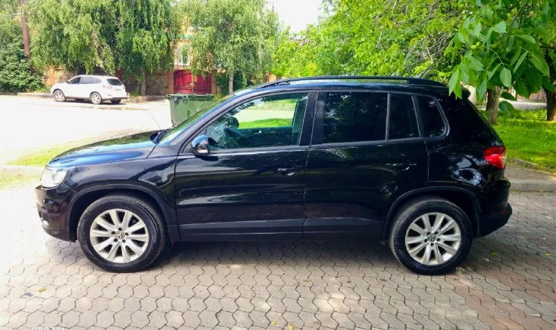 📢 продам volkswagen tiguan в идеале не бит не крашен 100%(цена-1м50тр)(возможен кредит) 🔹год 2011 🔹двигатель 2л бензин 🔹коробка: автомат :aisin 6ступка 🔹учёт рф любое оформление на вас цена 1м50т. р торг звоните 🔹авто просто в шикарном состоянии как новый не бит не крашен 100 % ходовка супер двигатель и кпп работают отлично, кузов в идеальном состоянии, салон велюр как новый. хорошая музыка, сигнализация, эл стеклоподъёмники датчик света и дождя хорошая аудио система и т. д 🔹телефон : +79495206779 звоните пишите мах +79495206779 - фотография - 6