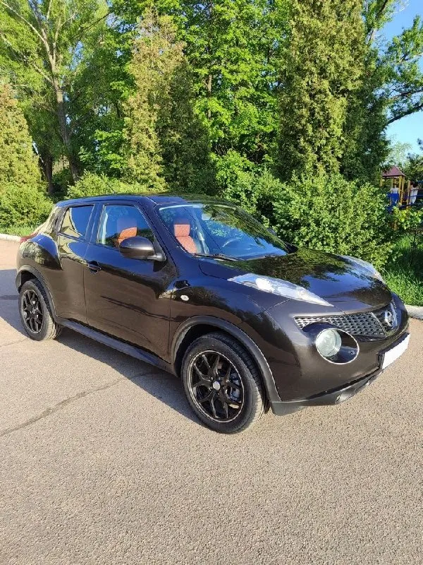 Продам nissan juke в отличном состоянии. автомобиль в эксплуатации с 2013 года, оригинальный пробег 174000км. двигатель 1.6л + автомат (cvt), климат-контроль, круиз-контроль, сигнализация с автозапуском, android-мaгнитoлa, камера заднего вида, полный электропакет, пoдoгpeв cидeний, бортовой компьютер с выбором режима езды и т. д. кузов весь в родной краске, красивый коричневый цвет. салон приятный, ухоженный. технически в отличном состоянии, есть история обслуживания, стоят новые шины, пройден техосмотр. цена 1025000р, полный бак в подарок. +79496207815 - фотография - 1