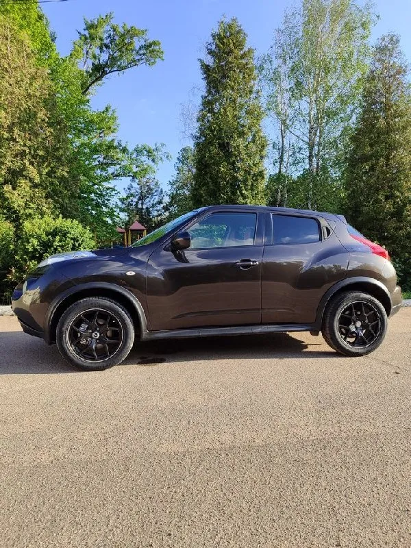 Продам nissan juke в отличном состоянии. автомобиль в эксплуатации с 2013 года, оригинальный пробег 174000км. двигатель 1.6л + автомат (cvt), климат-контроль, круиз-контроль, сигнализация с автозапуском, android-мaгнитoлa, камера заднего вида, полный электропакет, пoдoгpeв cидeний, бортовой компьютер с выбором режима езды и т. д. кузов весь в родной краске, красивый коричневый цвет. салон приятный, ухоженный. технически в отличном состоянии, есть история обслуживания, стоят новые шины, пройден техосмотр. цена 1025000р, полный бак в подарок. +79496207815 - фотография - 4