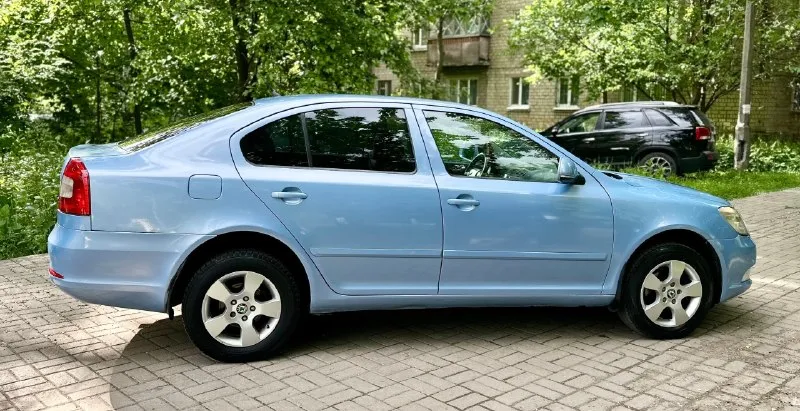 🔥🔥🔥610.000руб. 🔥🔥🔥 срочно срочно срочно🆘🧨🆘 skoda octavia a5 рейсталинг.2011год.1.6mpi автомат. пробег 210 авто в отличном состоянии вложений не требует не каких. кузов как на фото без гнили и ржавчины. свеже покрашен чисто косметика. мотор 1.6 mpi самый обычный работает отлично не дымит не троит тянет супер. коробка обычный автомат айсин 6ст. тоже работает без проблем. ходовая в полном порядке. салон чистый и ухоженный. богатая комплектация:есть все необходимое для комфортной езды. климат-контроль работает в обе стороны и холодит отлично и греет. документы в полном порядке на 180 учете. тех. осмотр есть. переоформить можно хоть сразу. любое переоформление. осмотр донецк. +79499826417 +79497946634 телеграмм 📞 🇷🇺 звоните: +79499826417 - фотография - 7