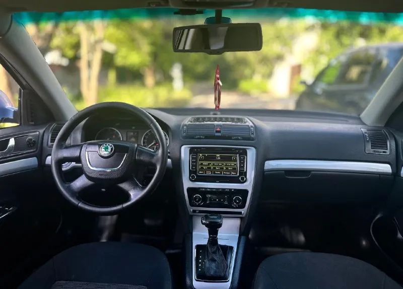 🔥🔥🔥610.000руб. 🔥🔥🔥 срочно срочно срочно🆘🧨🆘 skoda octavia a5 рейсталинг.2011год.1.6mpi автомат. пробег 210 авто в отличном состоянии вложений не требует не каких. кузов как на фото без гнили и ржавчины. свеже покрашен чисто косметика. мотор 1.6 mpi самый обычный работает отлично не дымит не троит тянет супер. коробка обычный автомат айсин 6ст. тоже работает без проблем. ходовая в полном порядке. салон чистый и ухоженный. богатая комплектация:есть все необходимое для комфортной езды. климат-контроль работает в обе стороны и холодит отлично и греет. документы в полном порядке на 180 учете. тех. осмотр есть. переоформить можно хоть сразу. любое переоформление. осмотр донецк. +79499826417 +79497946634 телеграмм 📞 🇷🇺 звоните: +79499826417 - фотография - 9