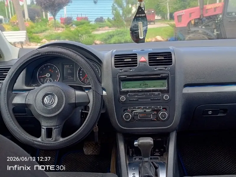 Volkswagen jetta ‎год выпуска 2010 ‎автомобиль в отличном состоянии ‎пробег 194.000 тысяч ‎ 1.6 работает отличном ‎масло не ест! ‎коробка автомат без пенков рывков и т. д ‎ходовая вся обслужена и вложений не каких не требуется ! ‎отличная комплектация ‎раздельный климат контроль ‎стеклоподъёмники ‎подогрев сидений ‎и многое другое ‎с документами полный порядок ‎юридически автомобиль чист ‎цена 635.000₽ торг реальному покупателю ‎также рассмотрю варианты обмена ‎+79490843898 ‎ ‎ 📲 tg: петр 📞 звоните: +7(949)0843898 - фотография - 6