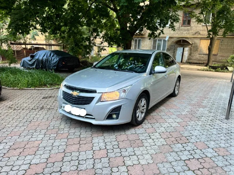 Продам шевроле круз 2014 года выпуска 1.8 двигатель коробка работает без нареканий кондиционер холодит отлично кузов в родной краски с исключением одного крыла царапина не чего критичного ходовая в хорошем состоянии не шумит не гремит ездит плавно цена 750 торг реальному покупателю +79494548896 - фотография - 1