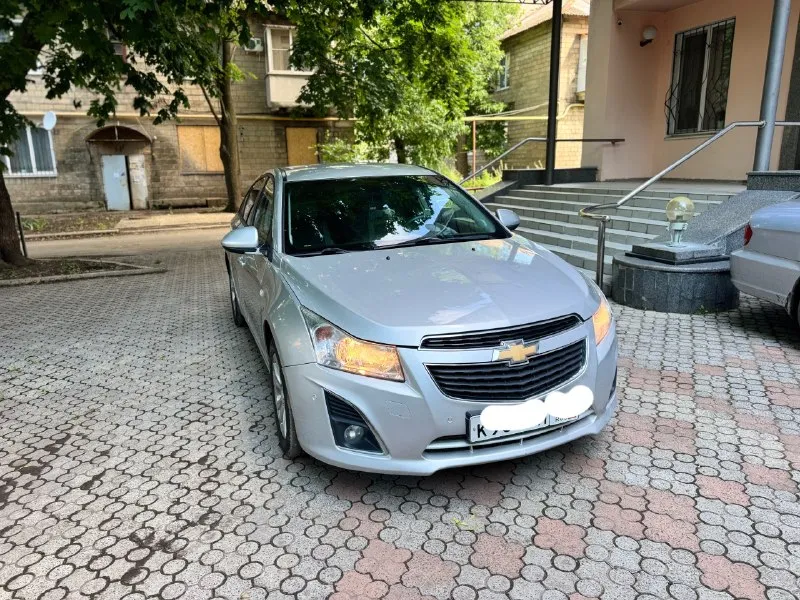 Продам шевроле круз 2014 года выпуска 1.8 двигатель коробка работает без нареканий кондиционер холодит отлично кузов в родной краски с исключением одного крыла царапина не чего критичного ходовая в хорошем состоянии не шумит не гремит ездит плавно цена 750 торг реальному покупателю +79494548896 - фотография - 2