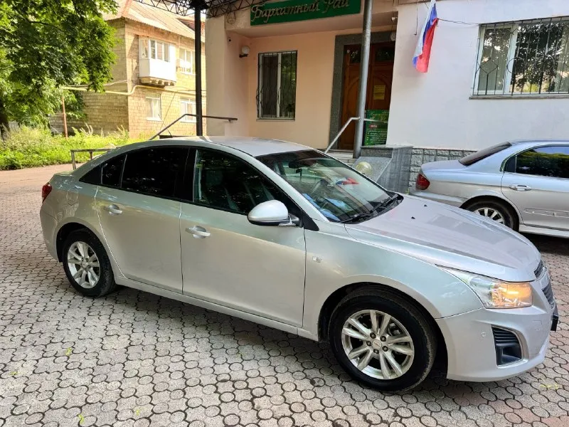 Продам шевроле круз 2014 года выпуска 1.8 двигатель коробка работает без нареканий кондиционер холодит отлично кузов в родной краски с исключением одного крыла царапина не чего критичного ходовая в хорошем состоянии не шумит не гремит ездит плавно цена 750 торг реальному покупателю +79494548896 - фотография - 4