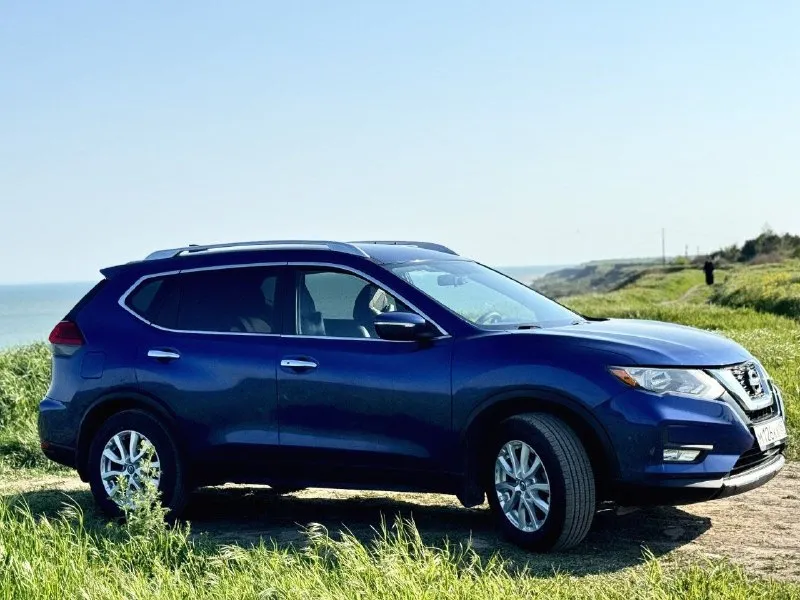 Nissan rogue 2016 год полный привод. ( он же nissan x-trail t32 рест ) японская сборка. двигатель 2.5, 171л. с. пробег 164.000 по ходовой, мотору, коробке нет замечаний, работают как часы. расход по городу около 9 л масло в двс не расходутет, замена примерно через каждые 6 тысяч, масло в коробке по регламенту, сделана полная замена с фильтрами в 2025 году резина лето новая ( +зима в нормальном состоянии) полный привод (всегда передний работает, кнопкой включается полный) по езде три настройки есо, drivе и sport по комплектации автозапуск (зимой удобно прогревать, летом охлаждать салон), бесключевой доступ (всё штатное), раздельный климат, абс, антибукс, датчик давления в шинах, магнитола с блютуз и флэшкой, камера заднего вида, и многое другое. собственник, оформлена на меня. стоимость 1.750.000 рублей г. мариуполь +79490231938 - фотография - 4