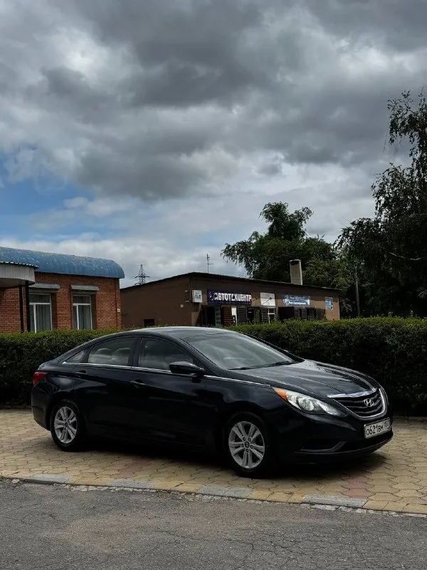 Hyundai sonata, год 2010, объем двигателя 2.4, атмосферник. автомобиль полностью обслужен. машина более семи лет в семье, по факту 1 владелец. пригоняли из америки. 2 комплекта резины: зима, лето. возможен обмен. цена 1🍋50 +79495672089 📲 tg: @mark_karpovich1 📞 звоните: +7(949)5672089 - фотография - 4