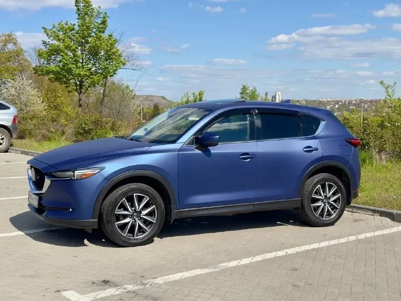 Mazda cx-5 grand touring год выпуска 2018 двигатель 2.5 бензин коробка автомат полный привод максимальная комплектация: кожа, люк, климат, подогрев сидений, датчик дождя, датчик света, адаптивный круиз контроль. проведено большое то: замена свечей, замена масла в акпп, замена масла двс, фильтров салона и воздушного. пробег 80 000 км авто в пленке, по договоренности предоставим запасной рулон ( на всю машину) цена 2 400 000 руб телефон +79493330237 - фотография - 4