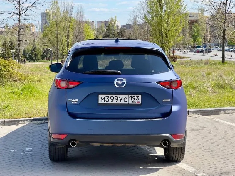 Mazda cx-5 grand touring год выпуска 2018 двигатель 2.5 бензин коробка автомат полный привод максимальная комплектация: кожа, люк, климат, подогрев сидений, датчик дождя, датчик света, адаптивный круиз контроль. проведено большое то: замена свечей, замена масла в акпп, замена масла двс, фильтров салона и воздушного. пробег 80 000 км авто в пленке, по договоренности предоставим запасной рулон ( на всю машину) цена 2 400 000 руб телефон +79493330237 - фотография - 6