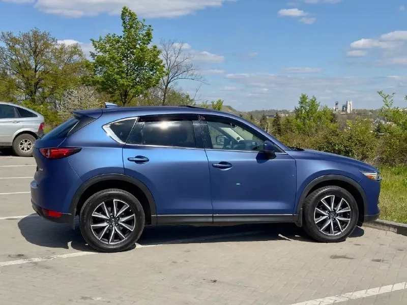 Mazda cx-5 grand touring год выпуска 2018 двигатель 2.5 бензин коробка автомат полный привод максимальная комплектация: кожа, люк, климат, подогрев сидений, датчик дождя, датчик света, адаптивный круиз контроль. проведено большое то: замена свечей, замена масла в акпп, замена масла двс, фильтров салона и воздушного. пробег 80 000 км авто в пленке, по договоренности предоставим запасной рулон ( на всю машину) цена 2 400 000 руб телефон +79493330237 - фотография - 7