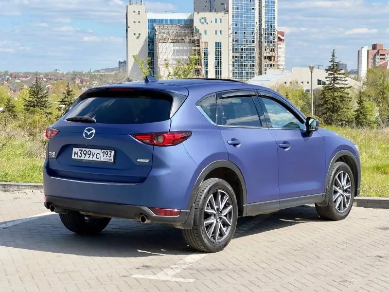 Mazda cx-5 grand touring год выпуска 2018 двигатель 2.5 бензин коробка автомат полный привод максимальная комплектация: кожа, люк, климат, подогрев сидений, датчик дождя, датчик света, адаптивный круиз контроль. проведено большое то: замена свечей, замена масла в акпп, замена масла двс, фильтров салона и воздушного. пробег 80 000 км авто в пленке, по договоренности предоставим запасной рулон ( на всю машину) цена 2 400 000 руб телефон +79493330237 - фотография - 8
