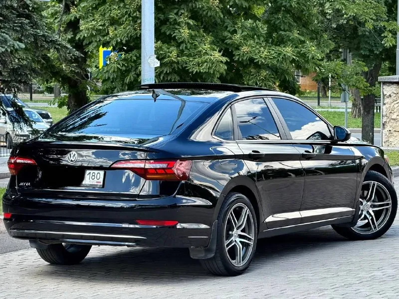 Продам volkswagen jetta цена - 1.750.000₽ год - 2019 кпп - автомат ( asin ) тел. - +79496799814 либо - +79493902663 пробег - 114.000 всем доброго времени суток, хочу представить вам экземпляр volkswagen jetta в комплектации ( se+) в идеальнейшем состоянии ( вся безопасность родная ) в ней есть абсолютно всё для комфортного вождения: подогоревы сидений и зеркал, бесключевой доступ, старт-стоп, панорамная крыша, камера заднего вида с предупреждением о столкновении, датчик мёртвых зон в зеркалах, большой штатный сенсорный монитор со всеми современными плюшками, кожаный салон, диски r-18 с новой летней резиной, датчик света и дождя, круиз-контроль с дистроником, датчик шин, мульти руль, двухзонный климат-контроль, и многое другое. состояние авто на фото говорит само за себя, можете приехать и убедиться лично, в таком состоянии их практически не осталось. авто местное, затонирована в круг и покрыта керамикой. связь не всегда хорошая, на этих же номерах 📲 tg: @vladimir_23_23_23 📞 звоните: +7(949)6799814 - фотография - 1