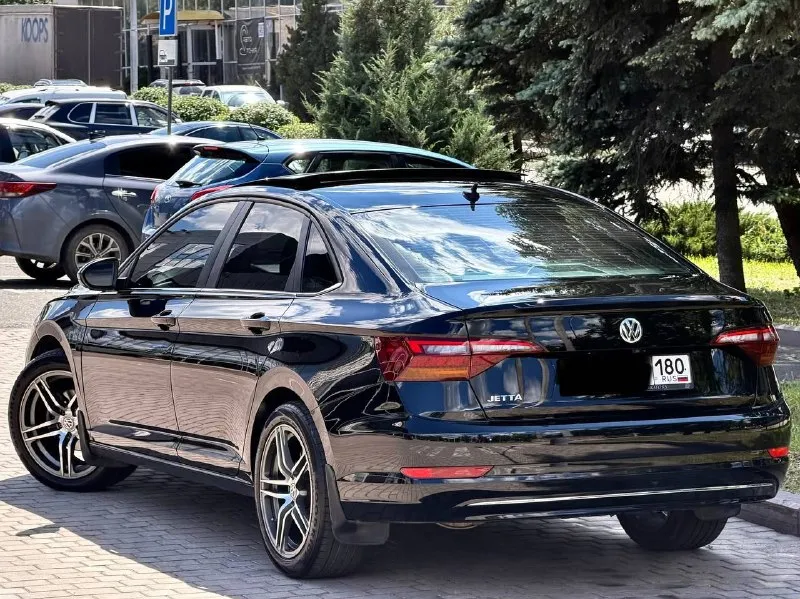 Продам volkswagen jetta цена - 1.750.000₽ год - 2019 кпп - автомат ( asin ) тел. - +79496799814 либо - +79493902663 пробег - 114.000 всем доброго времени суток, хочу представить вам экземпляр volkswagen jetta в комплектации ( se+) в идеальнейшем состоянии ( вся безопасность родная ) в ней есть абсолютно всё для комфортного вождения: подогоревы сидений и зеркал, бесключевой доступ, старт-стоп, панорамная крыша, камера заднего вида с предупреждением о столкновении, датчик мёртвых зон в зеркалах, большой штатный сенсорный монитор со всеми современными плюшками, кожаный салон, диски r-18 с новой летней резиной, датчик света и дождя, круиз-контроль с дистроником, датчик шин, мульти руль, двухзонный климат-контроль, и многое другое. состояние авто на фото говорит само за себя, можете приехать и убедиться лично, в таком состоянии их практически не осталось. авто местное, затонирована в круг и покрыта керамикой. связь не всегда хорошая, на этих же номерах 📲 tg: @vladimir_23_23_23 📞 звоните: +7(949)6799814 - фотография - 4