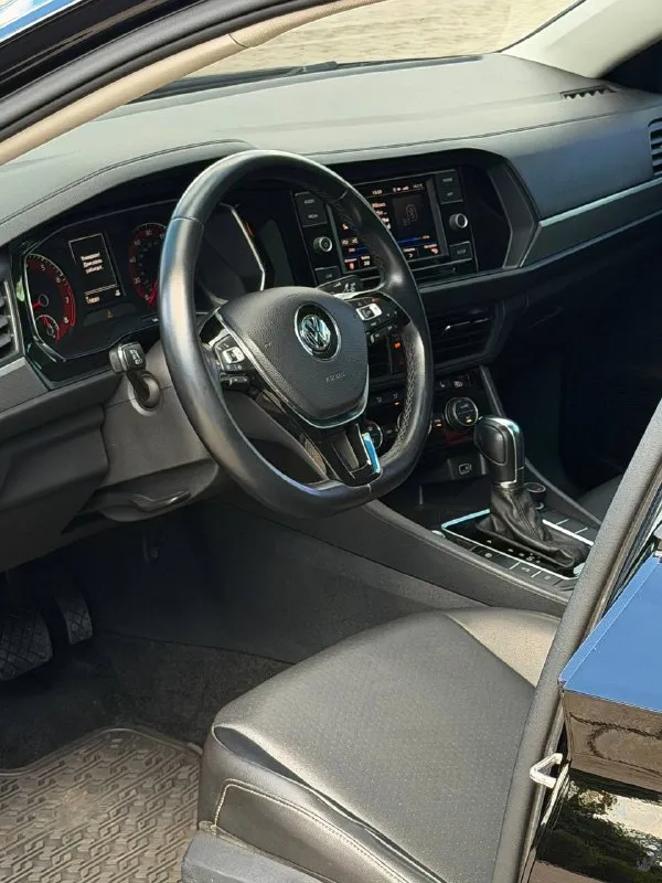 Продам volkswagen jetta цена - 1.750.000₽ год - 2019 кпп - автомат ( asin ) тел. - +79496799814 либо - +79493902663 пробег - 114.000 всем доброго времени суток, хочу представить вам экземпляр volkswagen jetta в комплектации ( se+) в идеальнейшем состоянии ( вся безопасность родная ) в ней есть абсолютно всё для комфортного вождения: подогоревы сидений и зеркал, бесключевой доступ, старт-стоп, панорамная крыша, камера заднего вида с предупреждением о столкновении, датчик мёртвых зон в зеркалах, большой штатный сенсорный монитор со всеми современными плюшками, кожаный салон, диски r-18 с новой летней резиной, датчик света и дождя, круиз-контроль с дистроником, датчик шин, мульти руль, двухзонный климат-контроль, и многое другое. состояние авто на фото говорит само за себя, можете приехать и убедиться лично, в таком состоянии их практически не осталось. авто местное, затонирована в круг и покрыта керамикой. связь не всегда хорошая, на этих же номерах 📲 tg: @vladimir_23_23_23 📞 звоните: +7(949)6799814 - фотография - 6