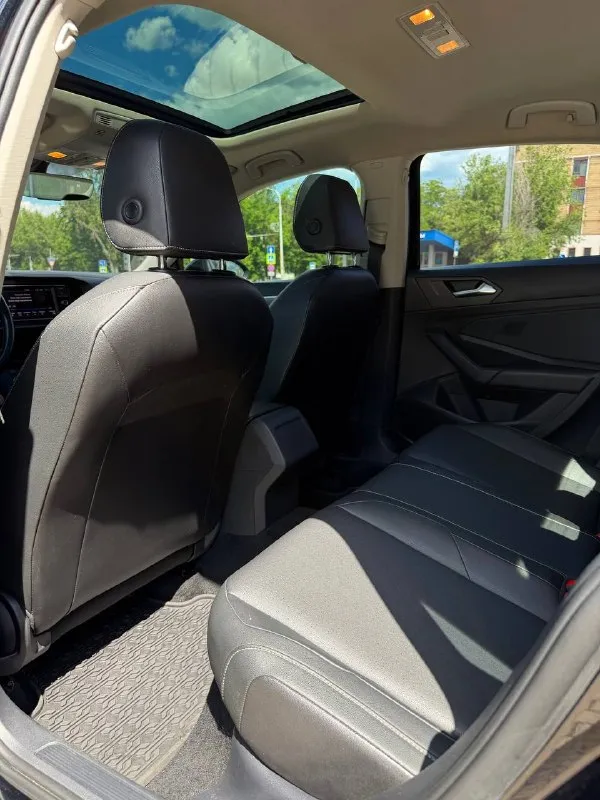 Продам volkswagen jetta цена - 1.750.000₽ год - 2019 кпп - автомат ( asin ) тел. - +79496799814 либо - +79493902663 пробег - 114.000 всем доброго времени суток, хочу представить вам экземпляр volkswagen jetta в комплектации ( se+) в идеальнейшем состоянии ( вся безопасность родная ) в ней есть абсолютно всё для комфортного вождения: подогоревы сидений и зеркал, бесключевой доступ, старт-стоп, панорамная крыша, камера заднего вида с предупреждением о столкновении, датчик мёртвых зон в зеркалах, большой штатный сенсорный монитор со всеми современными плюшками, кожаный салон, диски r-18 с новой летней резиной, датчик света и дождя, круиз-контроль с дистроником, датчик шин, мульти руль, двухзонный климат-контроль, и многое другое. состояние авто на фото говорит само за себя, можете приехать и убедиться лично, в таком состоянии их практически не осталось. авто местное, затонирована в круг и покрыта керамикой. связь не всегда хорошая, на этих же номерах 📲 tg: @vladimir_23_23_23 📞 звоните: +7(949)6799814 - фотография - 7