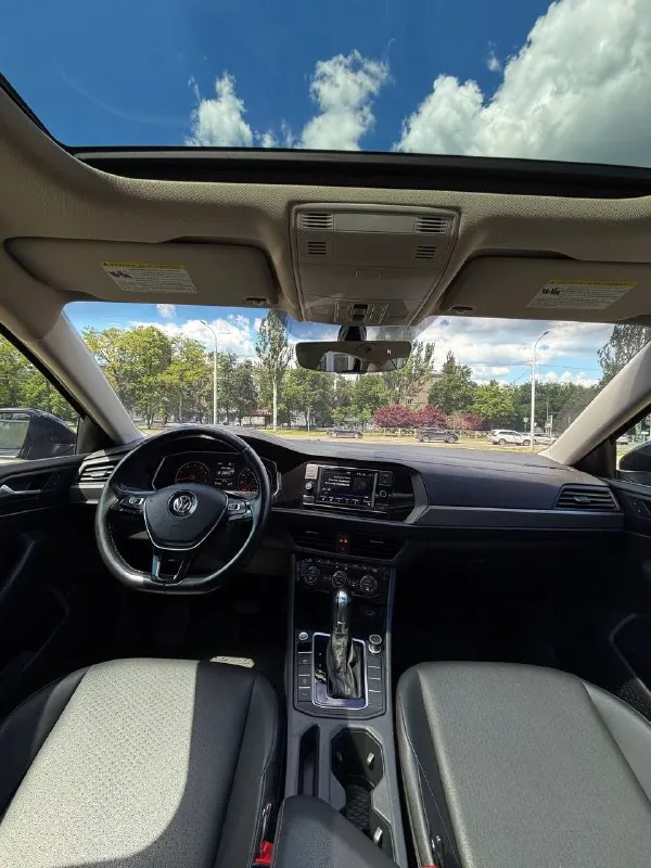 Продам volkswagen jetta цена - 1.750.000₽ год - 2019 кпп - автомат ( asin ) тел. - +79496799814 либо - +79493902663 пробег - 114.000 всем доброго времени суток, хочу представить вам экземпляр volkswagen jetta в комплектации ( se+) в идеальнейшем состоянии ( вся безопасность родная ) в ней есть абсолютно всё для комфортного вождения: подогоревы сидений и зеркал, бесключевой доступ, старт-стоп, панорамная крыша, камера заднего вида с предупреждением о столкновении, датчик мёртвых зон в зеркалах, большой штатный сенсорный монитор со всеми современными плюшками, кожаный салон, диски r-18 с новой летней резиной, датчик света и дождя, круиз-контроль с дистроником, датчик шин, мульти руль, двухзонный климат-контроль, и многое другое. состояние авто на фото говорит само за себя, можете приехать и убедиться лично, в таком состоянии их практически не осталось. авто местное, затонирована в круг и покрыта керамикой. связь не всегда хорошая, на этих же номерах 📲 tg: @vladimir_23_23_23 📞 звоните: +7(949)6799814 - фотография - 8