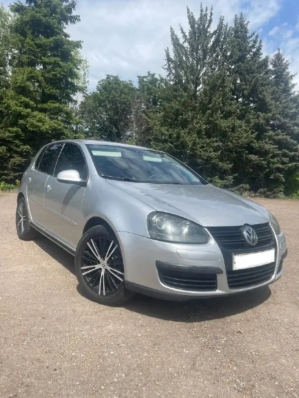 Продам гольф 5!!! мотор 1.6 самый надёжный и простой ! коробка автомат ! мотор работает идеально( масложор отсутствуют) коробка переключает плавно и мягко как и должно. за машиной ухаживали, всегда меняли все агрегаты вовремя. полностью заменена ходовая часть автомобиля, замена грм,15 тыс назад, также автомобиль дорабатывали все время пользование, стоит мультируль, выходы под usb и type-c, установлен приятный выхлоп, передняя съемная тонировка, акустическая система pride, приятная регулируемая подсветка салона, дорогая оптика, , 2 радиатора, дроссельная заслонка, залит новый антифриз, 20 тыс назад частичная замена масла в коробке, шикарнейшие 17 диски на хорошей летней резине, передние крылья пластик ! кузов целый ! арки, пороги, дно все цело ! любые проверки за ваш счет ! за автомобиль уверен на все 100 % максимальная комплектация: эур стеклоподъёмники, электро регулировка зеркал, регулировка контура фар и освещение в салоне, ❄ 2 -х зонный климат цена 560 +79497037448 макс +79497037448 - фотография - 1