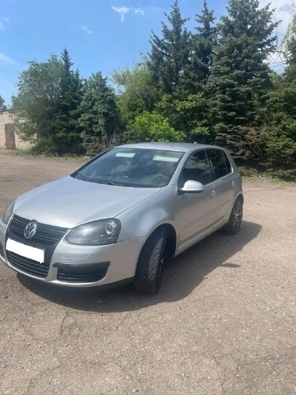 Продам гольф 5!!! мотор 1.6 самый надёжный и простой ! коробка автомат ! мотор работает идеально( масложор отсутствуют) коробка переключает плавно и мягко как и должно. за машиной ухаживали, всегда меняли все агрегаты вовремя. полностью заменена ходовая часть автомобиля, замена грм,15 тыс назад, также автомобиль дорабатывали все время пользование, стоит мультируль, выходы под usb и type-c, установлен приятный выхлоп, передняя съемная тонировка, акустическая система pride, приятная регулируемая подсветка салона, дорогая оптика, , 2 радиатора, дроссельная заслонка, залит новый антифриз, 20 тыс назад частичная замена масла в коробке, шикарнейшие 17 диски на хорошей летней резине, передние крылья пластик ! кузов целый ! арки, пороги, дно все цело ! любые проверки за ваш счет ! за автомобиль уверен на все 100 % максимальная комплектация: эур стеклоподъёмники, электро регулировка зеркал, регулировка контура фар и освещение в салоне, ❄ 2 -х зонный климат цена 560 +79497037448 макс +79497037448 - фотография - 2