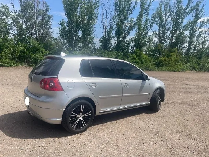 Продам гольф 5!!! мотор 1.6 самый надёжный и простой ! коробка автомат ! мотор работает идеально( масложор отсутствуют) коробка переключает плавно и мягко как и должно. за машиной ухаживали, всегда меняли все агрегаты вовремя. полностью заменена ходовая часть автомобиля, замена грм,15 тыс назад, также автомобиль дорабатывали все время пользование, стоит мультируль, выходы под usb и type-c, установлен приятный выхлоп, передняя съемная тонировка, акустическая система pride, приятная регулируемая подсветка салона, дорогая оптика, , 2 радиатора, дроссельная заслонка, залит новый антифриз, 20 тыс назад частичная замена масла в коробке, шикарнейшие 17 диски на хорошей летней резине, передние крылья пластик ! кузов целый ! арки, пороги, дно все цело ! любые проверки за ваш счет ! за автомобиль уверен на все 100 % максимальная комплектация: эур стеклоподъёмники, электро регулировка зеркал, регулировка контура фар и освещение в салоне, ❄ 2 -х зонный климат цена 560 +79497037448 макс +79497037448 - фотография - 3