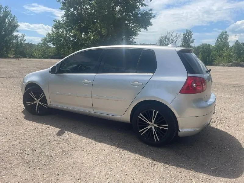 Продам гольф 5!!! мотор 1.6 самый надёжный и простой ! коробка автомат ! мотор работает идеально( масложор отсутствуют) коробка переключает плавно и мягко как и должно. за машиной ухаживали, всегда меняли все агрегаты вовремя. полностью заменена ходовая часть автомобиля, замена грм,15 тыс назад, также автомобиль дорабатывали все время пользование, стоит мультируль, выходы под usb и type-c, установлен приятный выхлоп, передняя съемная тонировка, акустическая система pride, приятная регулируемая подсветка салона, дорогая оптика, , 2 радиатора, дроссельная заслонка, залит новый антифриз, 20 тыс назад частичная замена масла в коробке, шикарнейшие 17 диски на хорошей летней резине, передние крылья пластик ! кузов целый ! арки, пороги, дно все цело ! любые проверки за ваш счет ! за автомобиль уверен на все 100 % максимальная комплектация: эур стеклоподъёмники, электро регулировка зеркал, регулировка контура фар и освещение в салоне, ❄ 2 -х зонный климат цена 560 +79497037448 макс +79497037448 - фотография - 4