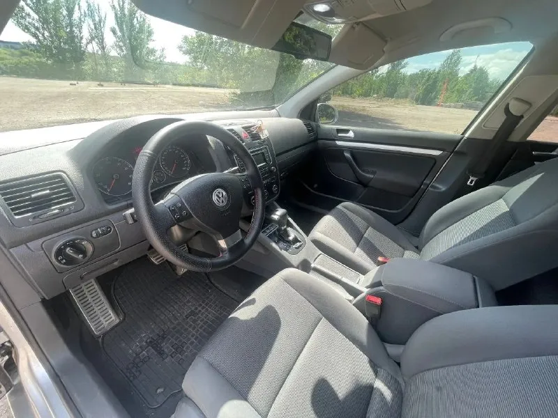 Продам гольф 5!!! мотор 1.6 самый надёжный и простой ! коробка автомат ! мотор работает идеально( масложор отсутствуют) коробка переключает плавно и мягко как и должно. за машиной ухаживали, всегда меняли все агрегаты вовремя. полностью заменена ходовая часть автомобиля, замена грм,15 тыс назад, также автомобиль дорабатывали все время пользование, стоит мультируль, выходы под usb и type-c, установлен приятный выхлоп, передняя съемная тонировка, акустическая система pride, приятная регулируемая подсветка салона, дорогая оптика, , 2 радиатора, дроссельная заслонка, залит новый антифриз, 20 тыс назад частичная замена масла в коробке, шикарнейшие 17 диски на хорошей летней резине, передние крылья пластик ! кузов целый ! арки, пороги, дно все цело ! любые проверки за ваш счет ! за автомобиль уверен на все 100 % максимальная комплектация: эур стеклоподъёмники, электро регулировка зеркал, регулировка контура фар и освещение в салоне, ❄ 2 -х зонный климат цена 560 +79497037448 макс +79497037448 - фотография - 8