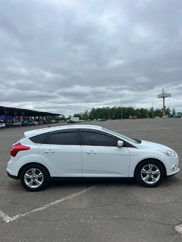 Ford focus 2013 двигатель бензин, 1.6 л 126 л. с пробег 134 500. авто вложения не требует. starline автозапуск сигнализация, задние парктроники, подсветка салона в цвет с приборной панелью. цена 1 050 000 звонить : +79497030888 - фотография - 3