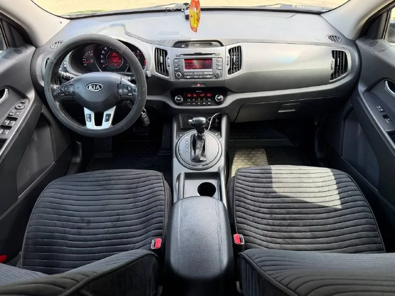 Продам kia sportage 2.0 бензин год выпуска 2013 состояние идеальное. без вмятин царапин и рыжиков сервисные книги. в родном окрасе вложений не требует! любое оформление! салон не затертый не порваный авто полностью обслужена до мелочей работает ровно. коробка переключает идеально климат контроль работает все жидкости заменены! стекла все родные каждая кнопка работает) цена 1.290₽ +7-949-794-46-27 остольные вопросы по телефону звоните в любое время. 📲 tg: евгений 📞 звоните: +7(949)7944627 - фотография - 10