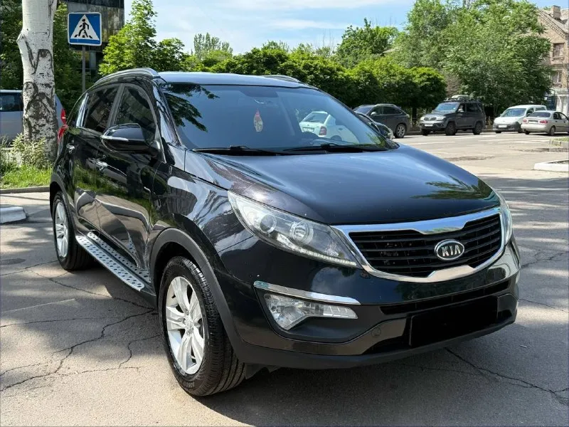 Продам kia sportage 2.0 бензин год выпуска 2013 состояние идеальное. без вмятин царапин и рыжиков сервисные книги. в родном окрасе вложений не требует! любое оформление! салон не затертый не порваный авто полностью обслужена до мелочей работает ровно. коробка переключает идеально климат контроль работает все жидкости заменены! стекла все родные каждая кнопка работает) цена 1.290₽ +7-949-794-46-27 остольные вопросы по телефону звоните в любое время. 📲 tg: евгений 📞 звоните: +7(949)7944627 - фотография - 2