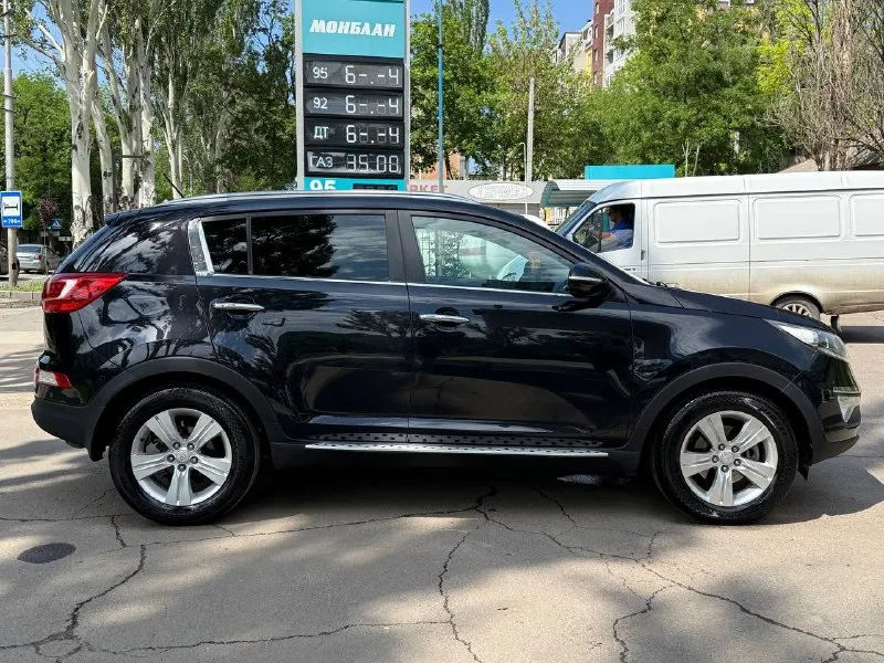 Продам kia sportage 2.0 бензин год выпуска 2013 состояние идеальное. без вмятин царапин и рыжиков сервисные книги. в родном окрасе вложений не требует! любое оформление! салон не затертый не порваный авто полностью обслужена до мелочей работает ровно. коробка переключает идеально климат контроль работает все жидкости заменены! стекла все родные каждая кнопка работает) цена 1.290₽ +7-949-794-46-27 остольные вопросы по телефону звоните в любое время. 📲 tg: евгений 📞 звоните: +7(949)7944627 - фотография - 3