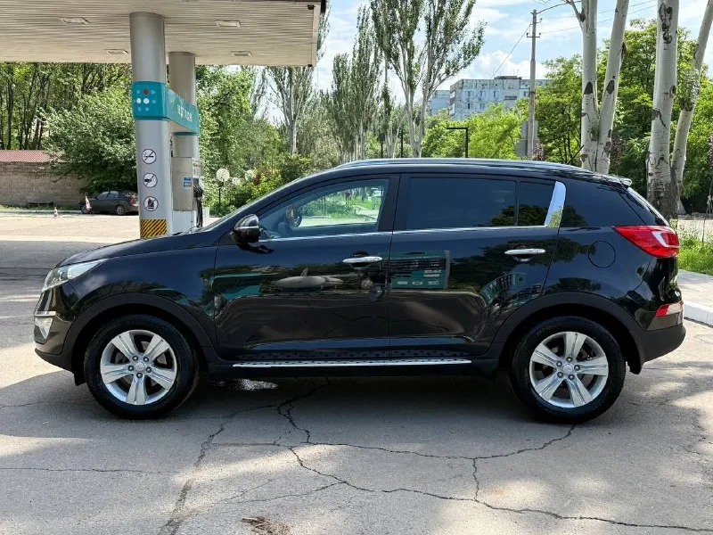 Продам kia sportage 2.0 бензин год выпуска 2013 состояние идеальное. без вмятин царапин и рыжиков сервисные книги. в родном окрасе вложений не требует! любое оформление! салон не затертый не порваный авто полностью обслужена до мелочей работает ровно. коробка переключает идеально климат контроль работает все жидкости заменены! стекла все родные каждая кнопка работает) цена 1.290₽ +7-949-794-46-27 остольные вопросы по телефону звоните в любое время. 📲 tg: евгений 📞 звоните: +7(949)7944627 - фотография - 4