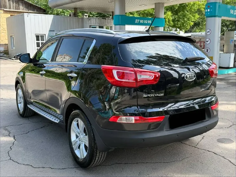 Продам kia sportage 2.0 бензин год выпуска 2013 состояние идеальное. без вмятин царапин и рыжиков сервисные книги. в родном окрасе вложений не требует! любое оформление! салон не затертый не порваный авто полностью обслужена до мелочей работает ровно. коробка переключает идеально климат контроль работает все жидкости заменены! стекла все родные каждая кнопка работает) цена 1.290₽ +7-949-794-46-27 остольные вопросы по телефону звоните в любое время. 📲 tg: евгений 📞 звоните: +7(949)7944627 - фотография - 5