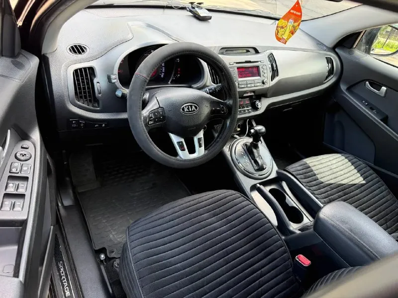 Продам kia sportage 2.0 бензин год выпуска 2013 состояние идеальное. без вмятин царапин и рыжиков сервисные книги. в родном окрасе вложений не требует! любое оформление! салон не затертый не порваный авто полностью обслужена до мелочей работает ровно. коробка переключает идеально климат контроль работает все жидкости заменены! стекла все родные каждая кнопка работает) цена 1.290₽ +7-949-794-46-27 остольные вопросы по телефону звоните в любое время. 📲 tg: евгений 📞 звоните: +7(949)7944627 - фотография - 7