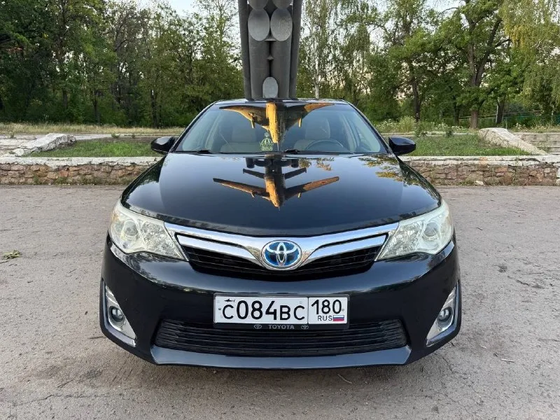 Продам toyota camry 50 🚀🚀🚀 мотор 2.5 бензин hybrid. расход топлива 5 на 100 пробег 156т. м. авто в хорошем состоянии!!! комплектация xle. ( безключевой доступ климат, круиз контроль, камера заднего вида, хорошая музыка, лэд туманки ). авто супер экономичное и надёжное. .2 ключа,2 комплекта резины,2 пары ковриков. батарея в отличном состоянии. документы в полном порядке без арестов и штрафов✅ цена 1.550.000₽ 💵(хороший торг) все вопросы только по телефону 📲 +79493780210 осмотр г. харзцызск - фотография - 2