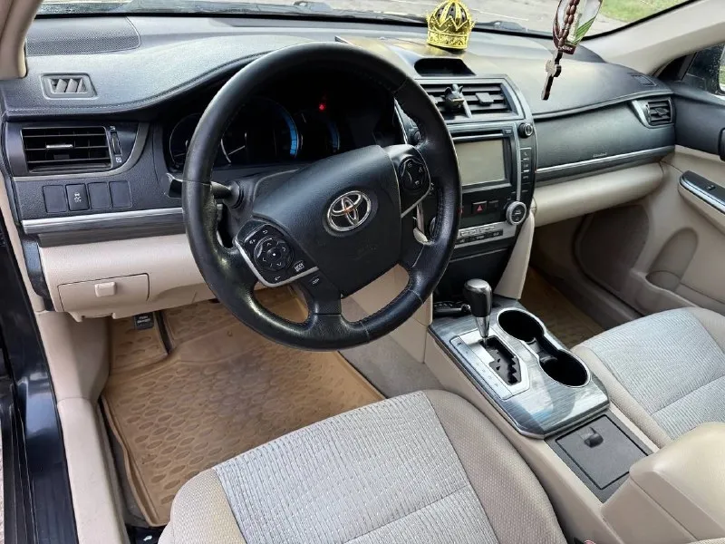Продам toyota camry 50 🚀🚀🚀 мотор 2.5 бензин hybrid. расход топлива 5 на 100 пробег 156т. м. авто в хорошем состоянии!!! комплектация xle. ( безключевой доступ климат, круиз контроль, камера заднего вида, хорошая музыка, лэд туманки ). авто супер экономичное и надёжное. .2 ключа,2 комплекта резины,2 пары ковриков. батарея в отличном состоянии. документы в полном порядке без арестов и штрафов✅ цена 1.550.000₽ 💵(хороший торг) все вопросы только по телефону 📲 +79493780210 осмотр г. харзцызск - фотография - 5