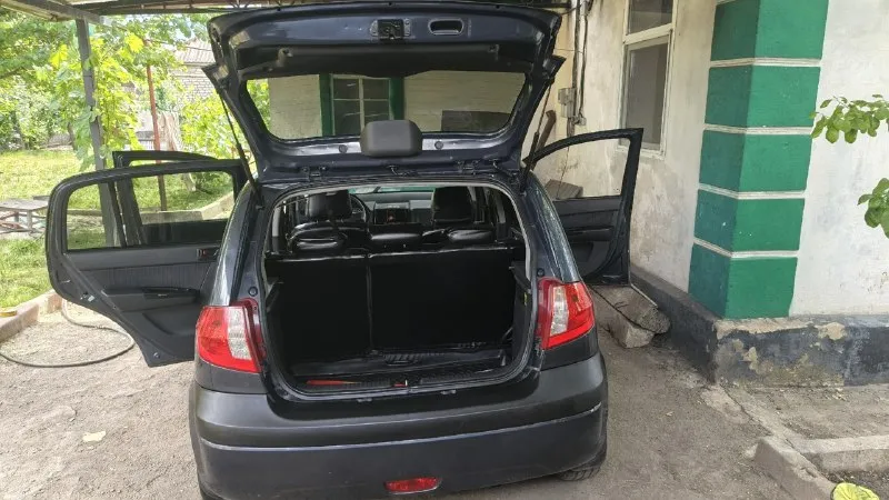 Продается хюндай гетц hyundai getz цена 450.000₽ без торга!!! год выпуска: 2008г кпп : автомат двигатель: 1.4 драйв мод: есть находится: донецкая обл. г. харцызск пробег: 200.000 (точнее на фото видно) подробнее о машине: неприхотливая и очень экономичная для своих возможностей машина, детали не дорогие расход детский 5-6.5л/100км (в зависимости от стиля езды). поменяны расходники, ходовка на 5+, работа движка на 5+, работа акпп на 5+, кузов на 5+ не тянет так как есть свои жизненные коцки, но главное что ржавчины нет и весь металл целый и родной поэтому 5 заслуживает, в салоне новые ухоженые блестящие красивые черные чехлы и установлена магнитолка-планшет китайская весь пластик целый ничего не побито не пошкрябано не поцарапано. так что в среднем машинка на 5 баллов из 5+. по договоренности могу подъехать к вам посмотрите автомобиль по поводу каких-то деталей пишите в лс или звоните по номеру телефона или в max +79495231743 - фотография - 10