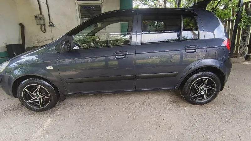 Продается хюндай гетц hyundai getz цена 450.000₽ без торга!!! год выпуска: 2008г кпп : автомат двигатель: 1.4 драйв мод: есть находится: донецкая обл. г. харцызск пробег: 200.000 (точнее на фото видно) подробнее о машине: неприхотливая и очень экономичная для своих возможностей машина, детали не дорогие расход детский 5-6.5л/100км (в зависимости от стиля езды). поменяны расходники, ходовка на 5+, работа движка на 5+, работа акпп на 5+, кузов на 5+ не тянет так как есть свои жизненные коцки, но главное что ржавчины нет и весь металл целый и родной поэтому 5 заслуживает, в салоне новые ухоженые блестящие красивые черные чехлы и установлена магнитолка-планшет китайская весь пластик целый ничего не побито не пошкрябано не поцарапано. так что в среднем машинка на 5 баллов из 5+. по договоренности могу подъехать к вам посмотрите автомобиль по поводу каких-то деталей пишите в лс или звоните по номеру телефона или в max +79495231743 - фотография - 3