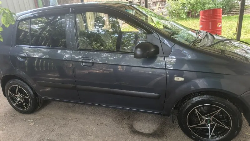 Продается хюндай гетц hyundai getz цена 450.000₽ без торга!!! год выпуска: 2008г кпп : автомат двигатель: 1.4 драйв мод: есть находится: донецкая обл. г. харцызск пробег: 200.000 (точнее на фото видно) подробнее о машине: неприхотливая и очень экономичная для своих возможностей машина, детали не дорогие расход детский 5-6.5л/100км (в зависимости от стиля езды). поменяны расходники, ходовка на 5+, работа движка на 5+, работа акпп на 5+, кузов на 5+ не тянет так как есть свои жизненные коцки, но главное что ржавчины нет и весь металл целый и родной поэтому 5 заслуживает, в салоне новые ухоженые блестящие красивые черные чехлы и установлена магнитолка-планшет китайская весь пластик целый ничего не побито не пошкрябано не поцарапано. так что в среднем машинка на 5 баллов из 5+. по договоренности могу подъехать к вам посмотрите автомобиль по поводу каких-то деталей пишите в лс или звоните по номеру телефона или в max +79495231743 - фотография - 4