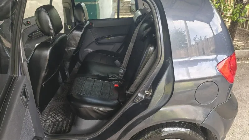 Продается хюндай гетц hyundai getz цена 450.000₽ без торга!!! год выпуска: 2008г кпп : автомат двигатель: 1.4 драйв мод: есть находится: донецкая обл. г. харцызск пробег: 200.000 (точнее на фото видно) подробнее о машине: неприхотливая и очень экономичная для своих возможностей машина, детали не дорогие расход детский 5-6.5л/100км (в зависимости от стиля езды). поменяны расходники, ходовка на 5+, работа движка на 5+, работа акпп на 5+, кузов на 5+ не тянет так как есть свои жизненные коцки, но главное что ржавчины нет и весь металл целый и родной поэтому 5 заслуживает, в салоне новые ухоженые блестящие красивые черные чехлы и установлена магнитолка-планшет китайская весь пластик целый ничего не побито не пошкрябано не поцарапано. так что в среднем машинка на 5 баллов из 5+. по договоренности могу подъехать к вам посмотрите автомобиль по поводу каких-то деталей пишите в лс или звоните по номеру телефона или в max +79495231743 - фотография - 9