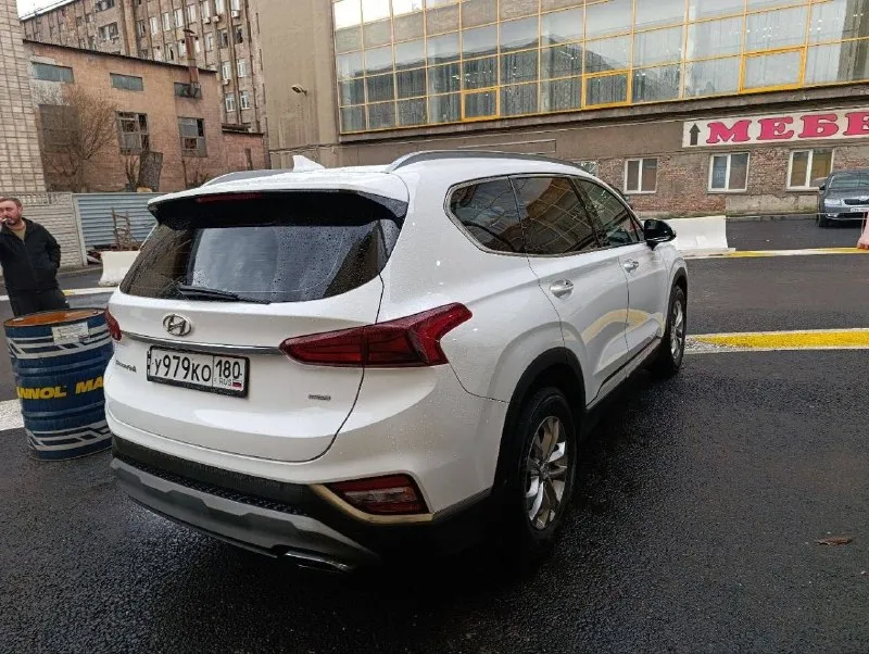 Продам автомобиль hyundai santa fe 2019 года. машина ухоженная, не пригон, официальная. два ключа, сервисная книга. не битая, не крашеная. комплектация: "family" кожаный салон, обогрев передних сидений, руля и боковых зеркал, двухзонный климат-контроль, круиз-контроль, мультимедиа (android auto, apple carplay), камера заднего вида, электро-ручник, парктроники (перед, зад), датчики давления в колесах, света и дождя, бесключевой доступ, start/stop, помощь при спуске. установлена хорошая сигнализация pandora. 2.4, автомат и полный привод. 134 000 км родного пробега. готов на любые проверки. цена: 2 850 000 ₽, торг у авто. +7(949)-385-12-95 полный бак бензина в подарок 📲 tg: @ziko_lini 📞 звоните: +7(949)3851295 - фотография - 6