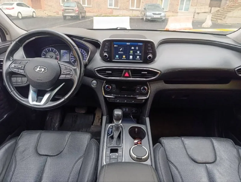 Продам автомобиль hyundai santa fe 2019 года. машина ухоженная, не пригон, официальная. два ключа, сервисная книга. не битая, не крашеная. комплектация: "family" кожаный салон, обогрев передних сидений, руля и боковых зеркал, двухзонный климат-контроль, круиз-контроль, мультимедиа (android auto, apple carplay), камера заднего вида, электро-ручник, парктроники (перед, зад), датчики давления в колесах, света и дождя, бесключевой доступ, start/stop, помощь при спуске. установлена хорошая сигнализация pandora. 2.4, автомат и полный привод. 134 000 км родного пробега. готов на любые проверки. цена: 2 850 000 ₽, торг у авто. +7(949)-385-12-95 полный бак бензина в подарок 📲 tg: @ziko_lini 📞 звоните: +7(949)3851295 - фотография - 8