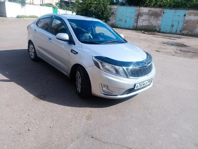 Продам kia рио/ kia rio 3 поколения 2013г. комплектация: подогрев сидений, обогрев зеркал и дворников, новая мультимедийная система 9' ( штатную отдам в подарок), 2 комплекта свежей резины, есть регистратор и камера заднего вида, кондиционер. машина обслужена и не нуждается в ремонте, сел и поехал. едит бодро, нареканий по мотору нет. владею 2 года, продажа от собственника. цена 840 000 руб. торг у капота. +7 949 076 16 82 📞 звоните: +7(949)0761682 - фотография - 1