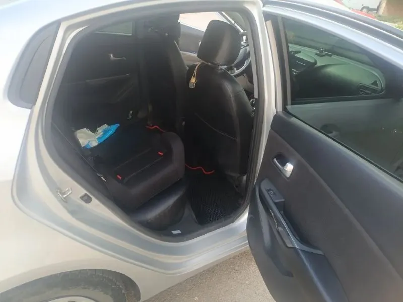 Продам kia рио/ kia rio 3 поколения 2013г. комплектация: подогрев сидений, обогрев зеркал и дворников, новая мультимедийная система 9' ( штатную отдам в подарок), 2 комплекта свежей резины, есть регистратор и камера заднего вида, кондиционер. машина обслужена и не нуждается в ремонте, сел и поехал. едит бодро, нареканий по мотору нет. владею 2 года, продажа от собственника. цена 840 000 руб. торг у капота. +7 949 076 16 82 📞 звоните: +7(949)0761682 - фотография - 6