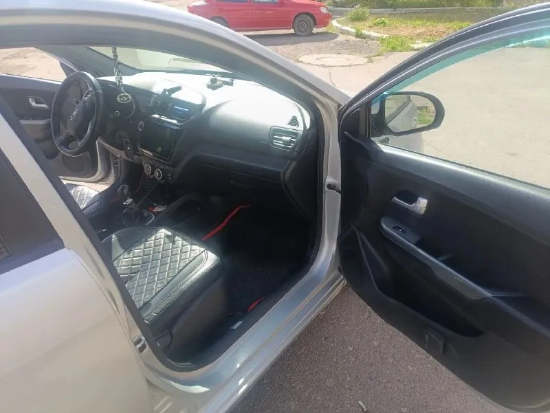 Продам kia рио/ kia rio 3 поколения 2013г. комплектация: подогрев сидений, обогрев зеркал и дворников, новая мультимедийная система 9' ( штатную отдам в подарок), 2 комплекта свежей резины, есть регистратор и камера заднего вида, кондиционер. машина обслужена и не нуждается в ремонте, сел и поехал. едит бодро, нареканий по мотору нет. владею 2 года, продажа от собственника. цена 840 000 руб. торг у капота. +7 949 076 16 82 📞 звоните: +7(949)0761682 - фотография - 7