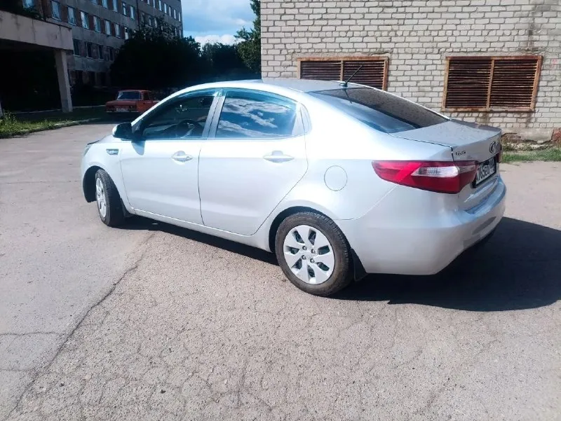 Продам kia рио/ kia rio 3 поколения 2013г. комплектация: подогрев сидений, обогрев зеркал и дворников, новая мультимедийная система 9' ( штатную отдам в подарок), 2 комплекта свежей резины, есть регистратор и камера заднего вида, кондиционер. машина обслужена и не нуждается в ремонте, сел и поехал. едит бодро, нареканий по мотору нет. владею 2 года, продажа от собственника. цена 840 000 руб. торг у капота. +7 949 076 16 82 📞 звоните: +7(949)0761682 - фотография - 8