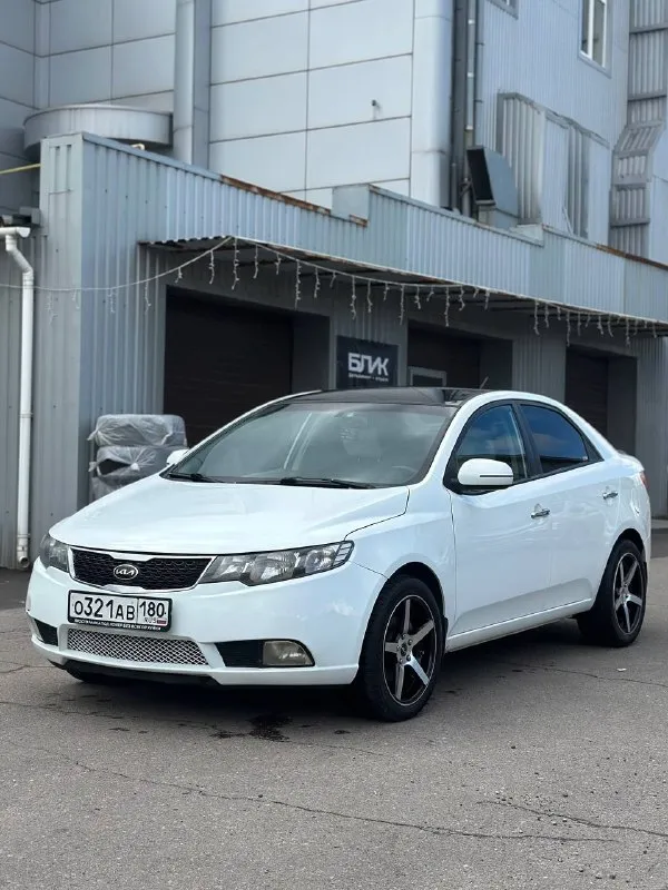 Продаю свою kia cerato ii с атмосферным 2-литровым мотором. -пробег 180.000 км -коробка 6-ступенчатый автомат - не пинается, переключает плавно -машина в руках 3,5 года, люблю и ухаживаю за ней. -замена масла каждые 5-6 тыс. км. заливается liqui moly molygen. -при встрече расскажу подробно, что менялось, когда, на каком пробеге. -все запчасти ставились оригинальные mondo - от рейки до цепи грм. -стоят оригинальные новые диски vossen -сделана шумоизоляция пола, всех дверей, багажника и потолка - комфортное регулярное вождение обеспечено -стоит усилитель музыки -пороги и дно целые -есть вторичные окрасы ❗️в машине работает все - от ходовки до мотора. за машину не стыдно. приезжайте смотрите. цена: 890.000 + торг только у капота. +79498075276 кристина - фотография - 1