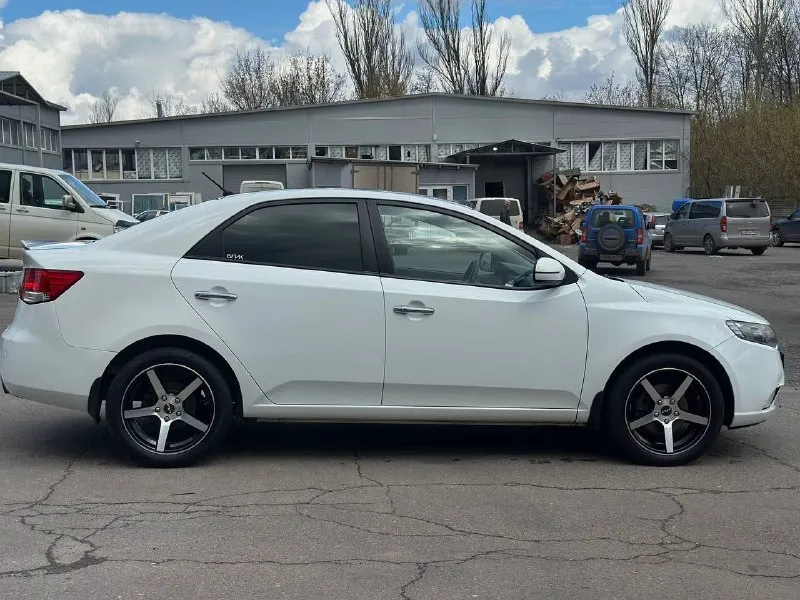 Продаю свою kia cerato ii с атмосферным 2-литровым мотором. -пробег 180.000 км -коробка 6-ступенчатый автомат - не пинается, переключает плавно -машина в руках 3,5 года, люблю и ухаживаю за ней. -замена масла каждые 5-6 тыс. км. заливается liqui moly molygen. -при встрече расскажу подробно, что менялось, когда, на каком пробеге. -все запчасти ставились оригинальные mondo - от рейки до цепи грм. -стоят оригинальные новые диски vossen -сделана шумоизоляция пола, всех дверей, багажника и потолка - комфортное регулярное вождение обеспечено -стоит усилитель музыки -пороги и дно целые -есть вторичные окрасы ❗️в машине работает все - от ходовки до мотора. за машину не стыдно. приезжайте смотрите. цена: 890.000 + торг только у капота. +79498075276 кристина - фотография - 4