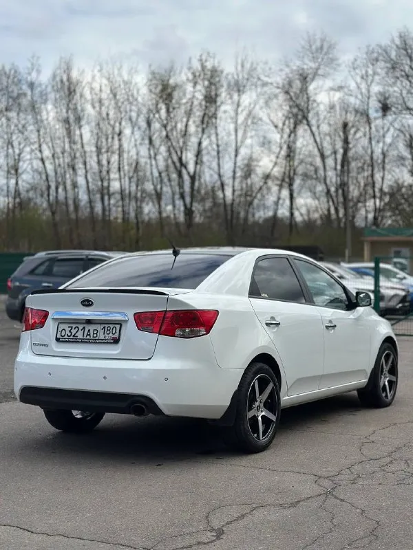 Продаю свою kia cerato ii с атмосферным 2-литровым мотором. -пробег 180.000 км -коробка 6-ступенчатый автомат - не пинается, переключает плавно -машина в руках 3,5 года, люблю и ухаживаю за ней. -замена масла каждые 5-6 тыс. км. заливается liqui moly molygen. -при встрече расскажу подробно, что менялось, когда, на каком пробеге. -все запчасти ставились оригинальные mondo - от рейки до цепи грм. -стоят оригинальные новые диски vossen -сделана шумоизоляция пола, всех дверей, багажника и потолка - комфортное регулярное вождение обеспечено -стоит усилитель музыки -пороги и дно целые -есть вторичные окрасы ❗️в машине работает все - от ходовки до мотора. за машину не стыдно. приезжайте смотрите. цена: 890.000 + торг только у капота. +79498075276 кристина - фотография - 5