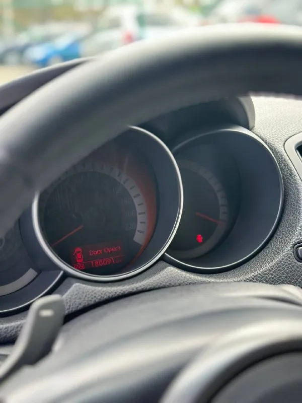 Продаю свою kia cerato ii с атмосферным 2-литровым мотором. -пробег 180.000 км -коробка 6-ступенчатый автомат - не пинается, переключает плавно -машина в руках 3,5 года, люблю и ухаживаю за ней. -замена масла каждые 5-6 тыс. км. заливается liqui moly molygen. -при встрече расскажу подробно, что менялось, когда, на каком пробеге. -все запчасти ставились оригинальные mondo - от рейки до цепи грм. -стоят оригинальные новые диски vossen -сделана шумоизоляция пола, всех дверей, багажника и потолка - комфортное регулярное вождение обеспечено -стоит усилитель музыки -пороги и дно целые -есть вторичные окрасы ❗️в машине работает все - от ходовки до мотора. за машину не стыдно. приезжайте смотрите. цена: 890.000 + торг только у капота. +79498075276 кристина - фотография - 7